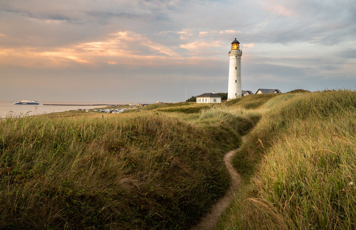 Een Color Line-veerboot vaart langs de vuurtoren van Hirtshals, het vertrekpunt van de route naar Larvik.