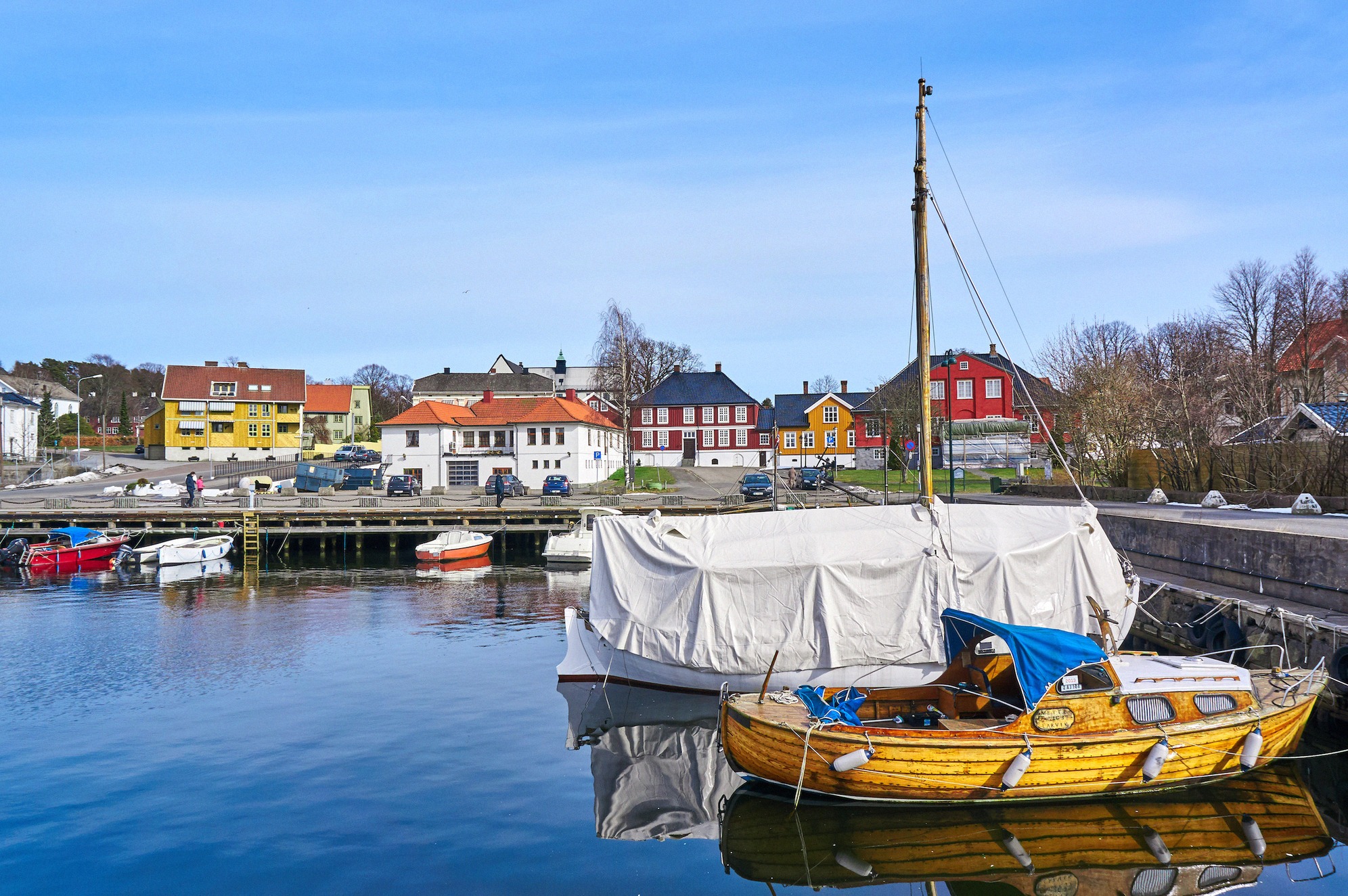 De kleine haven van Larvik met kleurrijke burgerhuizen, je bestemming na de overtocht vanuit Hirtshals.
