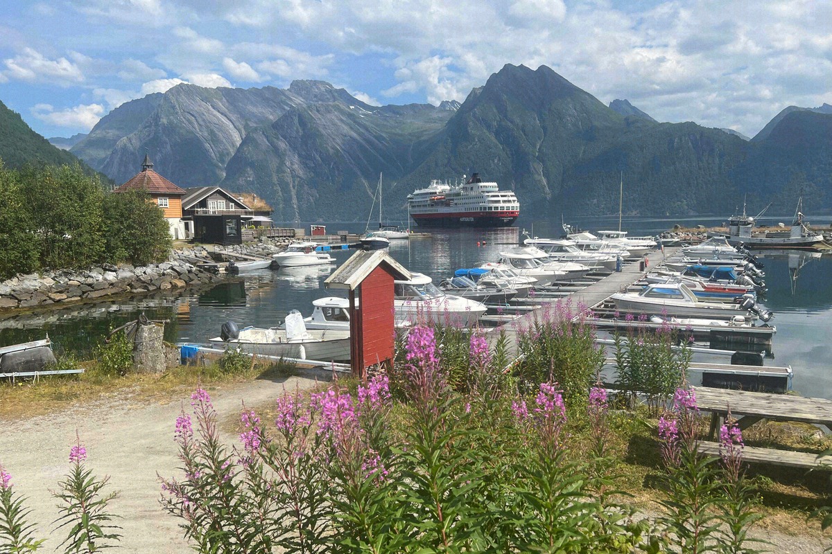 Hurtigruten-schip in de Hjørundfjord bij Sæbø, gezien vanaf de kleine jachthaven